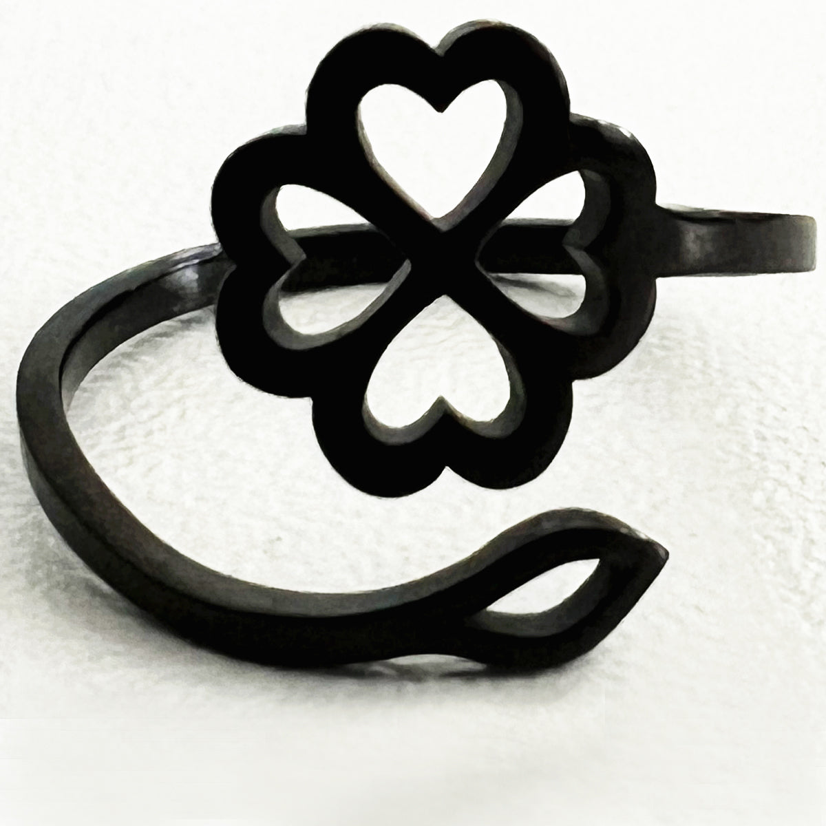 vue bague trèfle, couleur noir, acier inoxydable. Ladygum, bijoux fantaisies en silicone, créateurs, designers. Réglable, ajustable. Trèfle, chance, fleurs, feuilles, coeur. Cadeau original.