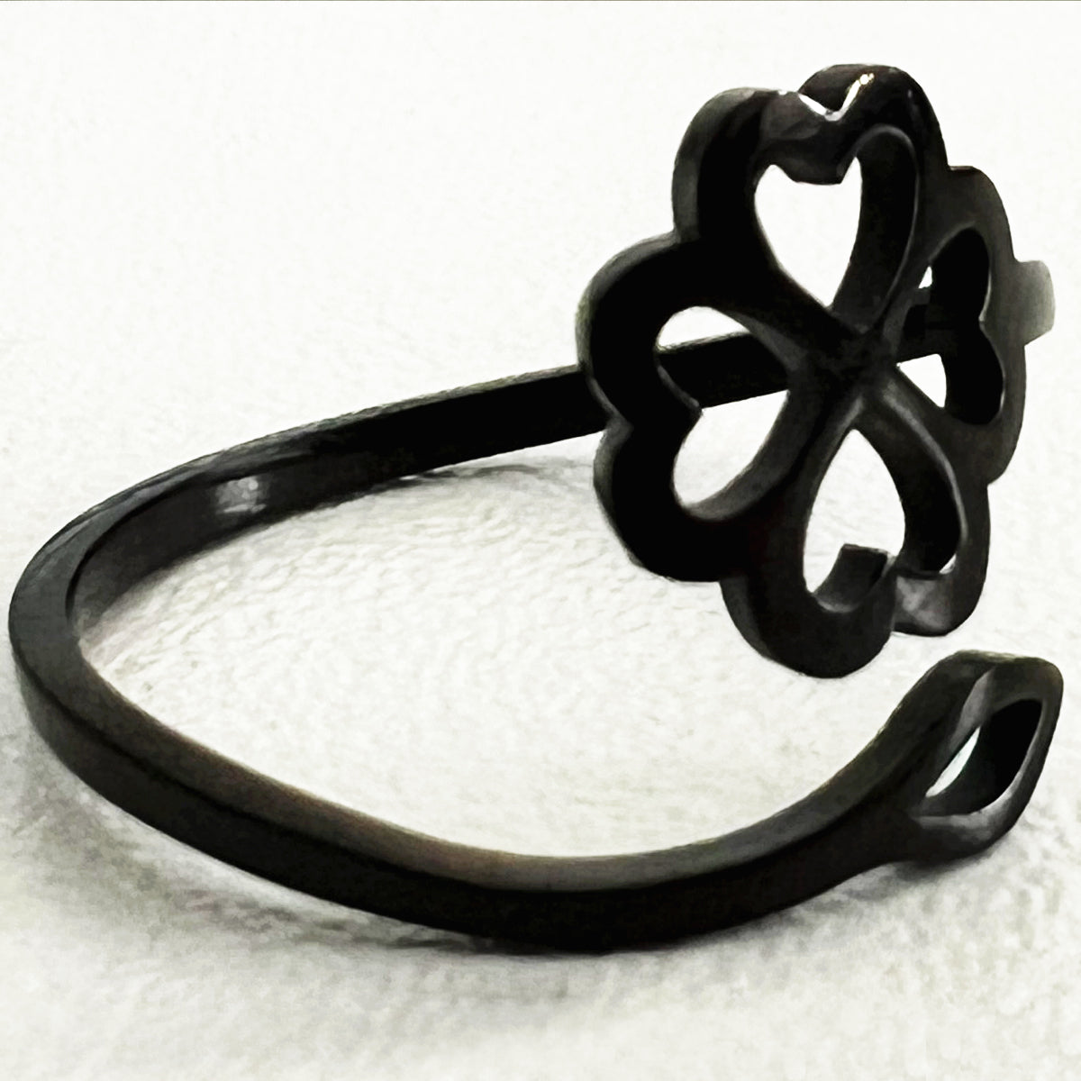 vue bague trèfle, couleur noir, acier inoxydable. Ladygum, bijoux fantaisies en silicone, créateurs, designers. Réglable, ajustable. Trèfle, chance, fleurs, feuilles, coeur. Cadeau original.