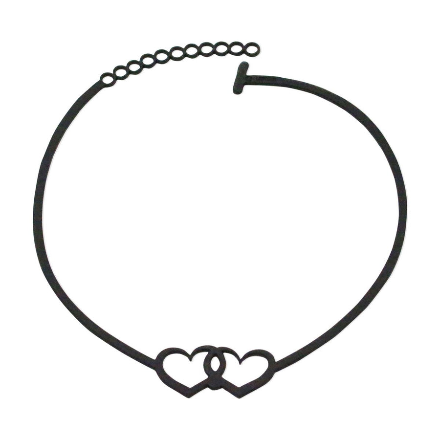 vue taille réelle, collier love 2 love, à plat, en entier, fermoir en T. Noir, silicone, LadyGum, bijoux fantaisies, marque française, créateurs, designers. Style coeur, amour, passion, amitié. Léger, souple, longueur réglable, collier ajustable, résistant à l'eau, à la chaleur, minimisant les allergies.