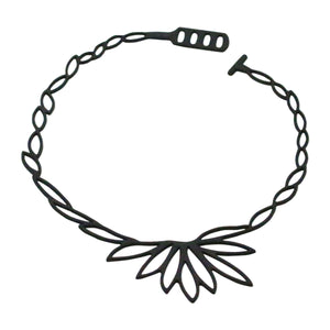 vue collier lotus, à plat, en entier, fermoir en T. Silicone, noir, ladygum, marque française, bijoux fantaisies, créateurs, designers. Style fleur, floral, feuille, zen, minimaliste. Léger, souple, longueur réglable, ajustable, minimisant les allergies, résistant à l'eau, à la chaleur. Modèle lotus.