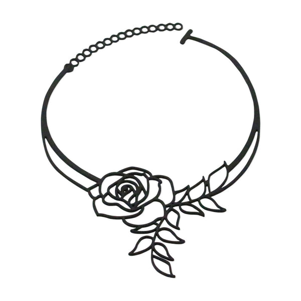 vue collier rose,  plat, en entier. Silicone, noir, ladygum, marque française, bijoux fantaisies, créateurs, designers. Style fleur, floral, romantique, amour. Minimisant les allergies, résistant à l'eau, à la chaleur, léger, souple, longueur réglable, ajustable, fermoir en T. Modèle Rose, long, plongeant.