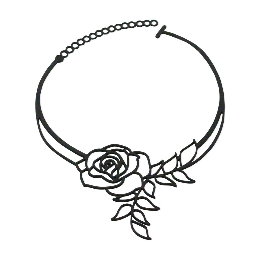 vue collier rose,  plat, en entier. Silicone, noir, ladygum, marque française, bijoux fantaisies, créateurs, designers. Style fleur, floral, romantique, amour. Minimisant les allergies, résistant à l'eau, à la chaleur, léger, souple, longueur réglable, ajustable, fermoir en T. Modèle Rose, long, plongeant.