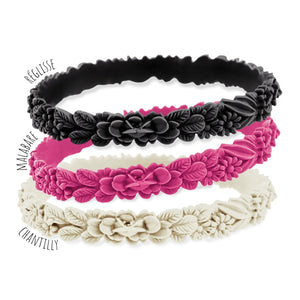 vue gros plan, trio de mix, mix darling chic, pack 3 bracelets les fleurettes, bracelets fantaisies aux fleurs 3D en relief. Silicone, 3 couleurs, réglisse, malabare, chantilly. Ladygum, marque française, bijoux fantaisies, créateurs, designers. Souple, léger, bracelet facile à enfiler, taille unique, non ajustable, résistant à l'eau, à la chaleur, à la lumière, minimisant les allergies.