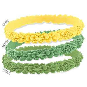 vue gros plan, trio de mix, mix marguerite, pack 3 bracelets les fleurettes, bracelets fantaisies aux fleurs 3D en relief. Silicone, 3 couleurs, citron, amande, pistache. Ladygum, marque française, bijoux fantaisies, créateurs, designers. Souple, léger, bracelet facile à enfiler, taille unique, non ajustable, résistant à l'eau, à la chaleur, à la lumière, minimisant les allergies.