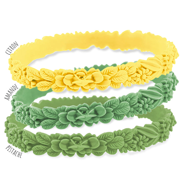 vue gros plan, trio de mix, mix marguerite, pack 3 bracelets les fleurettes, bracelets fantaisies aux fleurs 3D en relief. Silicone, 3 couleurs, citron, amande, pistache. Ladygum, marque française, bijoux fantaisies, créateurs, designers. Souple, léger, bracelet facile à enfiler, taille unique, non ajustable, résistant à l'eau, à la chaleur, à la lumière, minimisant les allergies.