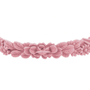 zoom, vue gros plan, bracelet boho les fleurettes, couleur barbe à papa, rose pastel, rose poudré. Bijoux fantaisies en silicone, marque française, ladygum. Bracelet aux fleurs en relief, taille unique, non ajustable, facile à enfiler au poignet. Cadeau original pour les fêtes.
