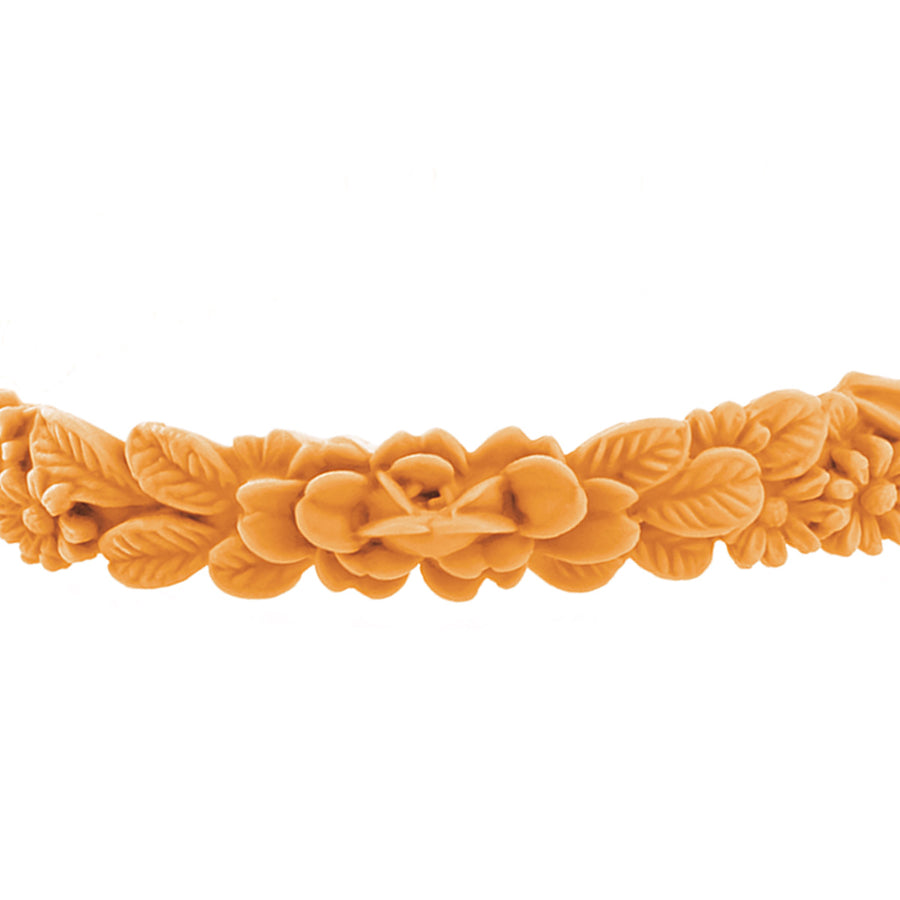 zoom, vue gros plan, en entier, bracelet boho les fleurettes, couleur mangue/orange. Bijoux fantaisies en silicone, marque française, ladygum. Bracelet aux fleurs en relief, non ajustable, taille unique. Cadeau original.