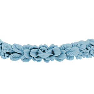 zoom, vue gros plan, en entier, bracelet boho les fleurettes, couleur stroumph, bleu ciel, bleu bébé, bleu pastel. Bijoux fantaisies en silicone, ladygum, marque française. Bracelet aux fleurs en relief, non ajustable, taille unique, facile à enfiler au poignet. Cadeau original